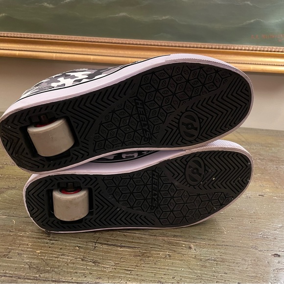 Kids Heely sneakers, gray camo. Sz Youth 4. Wore 1x on driveway. - Picture 4 of 4